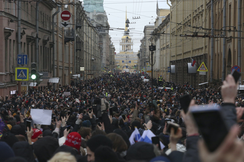 俄羅斯各地今（1）日大街上再度湧入大批示威民眾抗議，要求釋放遭關押的反對派領袖納瓦尼。   圖：達志影像/美聯社
