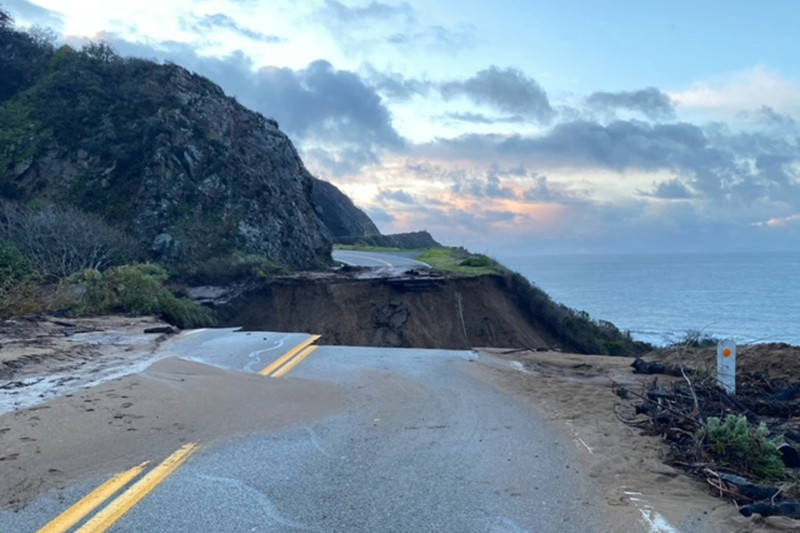 本週，加利福尼亞州1公路因被冬季暴風雨侵襲，排水基礎設施不堪負擔自道路上方發生的土石流，導致一部份車道完全坍塌，掉入了太平洋中。   圖：達志影像／美聯社