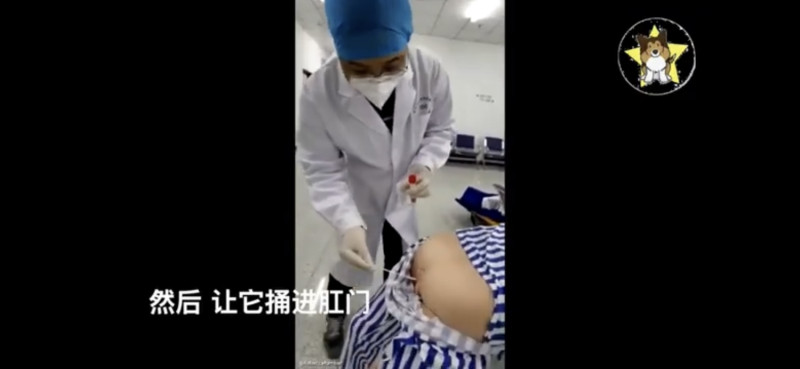 中國醫師用假人示範教學如何透過肛門採集武漢肺炎檢體。   圖 : 翻攝微信