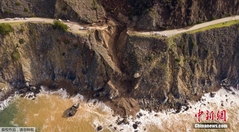 加利福尼亞州1公路一部份車道完全坍塌，掉入了太平洋中。   圖 : 翻攝自中新網