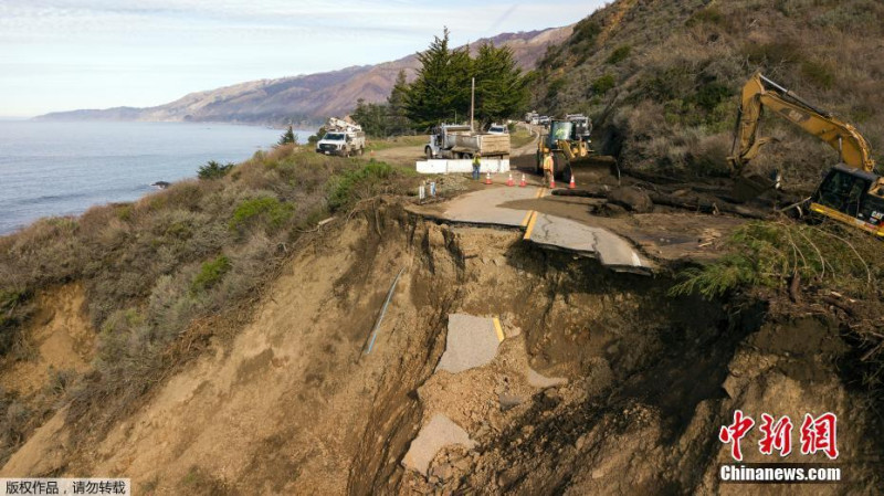 加利福尼亞州1公路一部份車道完全坍塌，掉入了太平洋中。   圖 : 翻攝自中新網