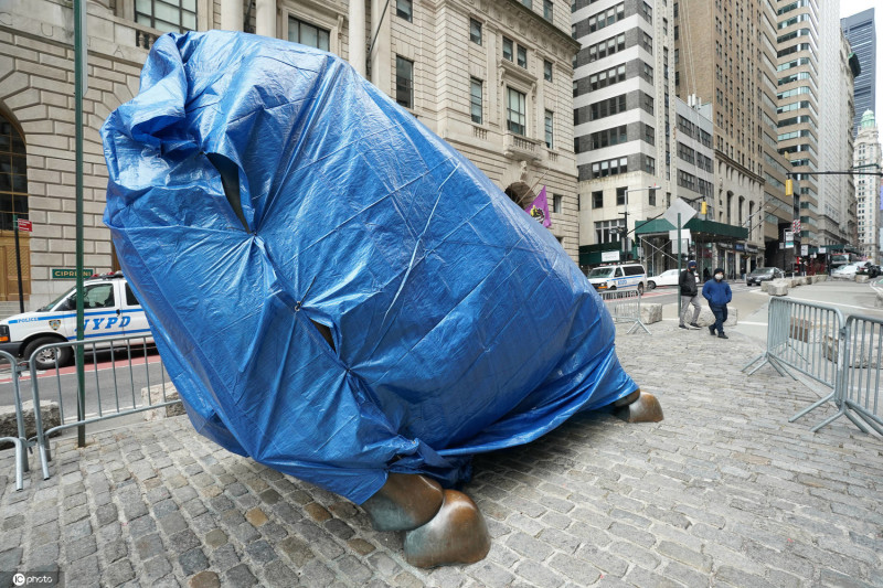 為防止紐約青年共和黨的「重佔華爾街」（Re-Occupy Wall Street）行動造成破壞。華爾街已把金牛包起來保護。   圖 : 翻攝自IC Photo
