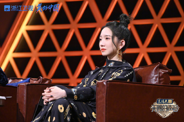 孟美岐是中國女團「火箭少女101」，年僅22歲，在節目中擔任「音樂合夥人」。   圖：翻攝自微博 浙江衛視天賜的聲音