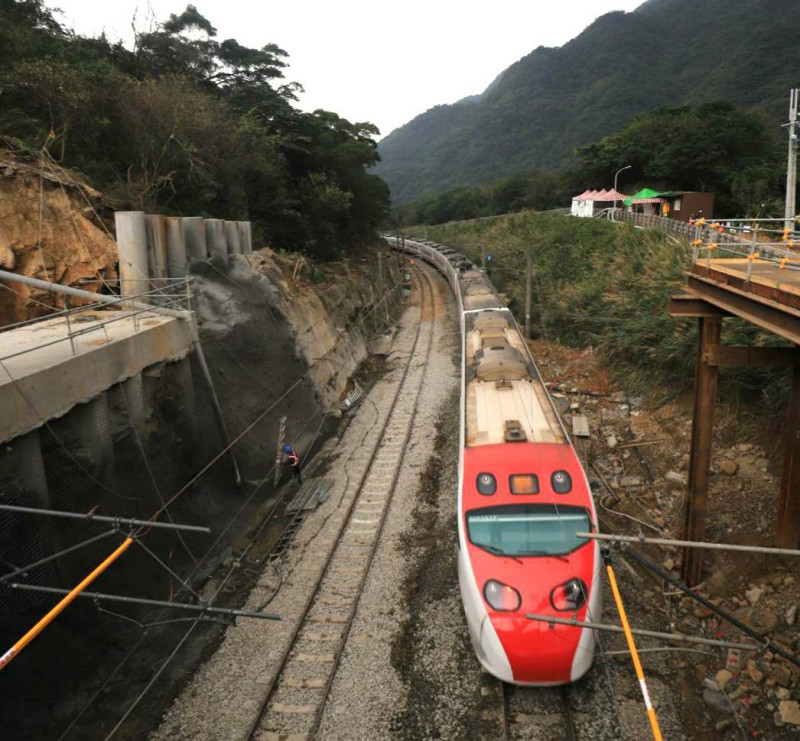台鐵表示，瑞芳-猴硐路段搶修順利，可望提早於明日全線通車。   圖：台鐵／提供
