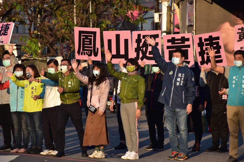 黃捷今早持續到街頭籲請鳳山選民2月6日出來投「不同意」罷免票。   圖：截取自邱議瑩臉書