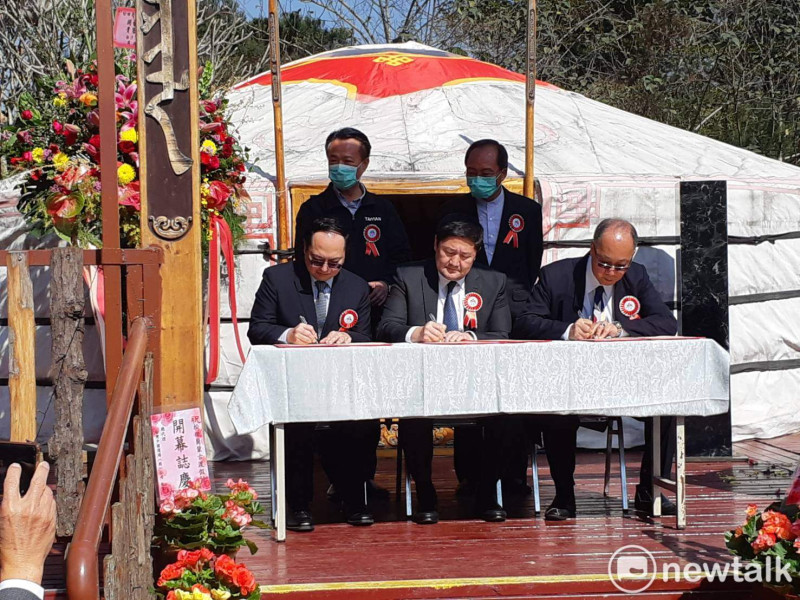 嘉義耐斯集團與蒙古國駐台代表簽約，將松田崗轉型為蒙古渡假村。   圖：蔡坤龍/攝