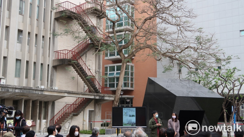 台大校園的陳文成紀念碑「空」面對的就是1981年陳文成墜樓的台大研究生圖書館的樓梯（資料照片）   圖：林朝億/攝