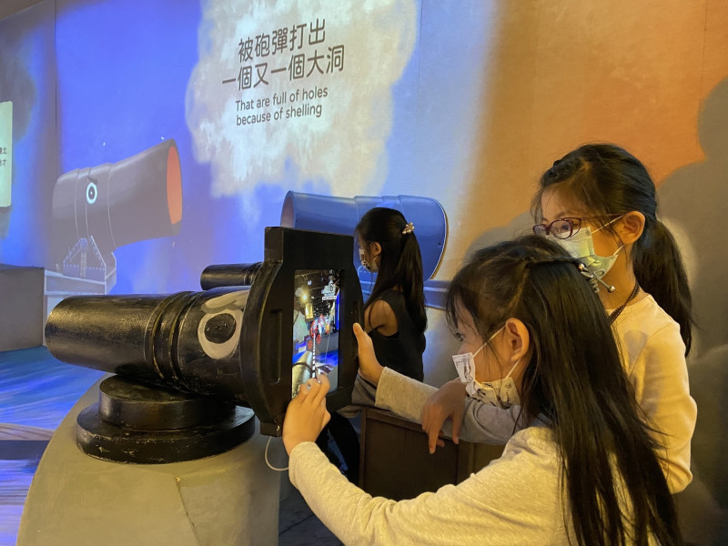 「聽！大河在說話─兒童體驗館」中的「河兒戰事」是最受歡迎的大砲對戰遊戲。   圖：淡水古蹟博物館提供