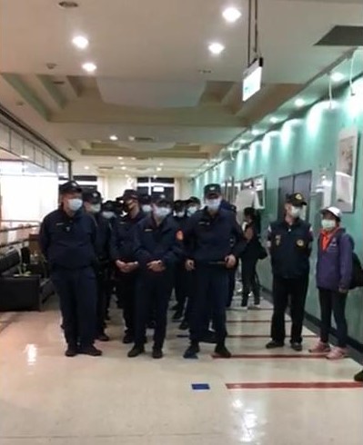 台灣土地正義行動聯盟2日與東勢重劃地主到台中市地政局到地政局抗議，和警方僵持至深夜。   圖：台灣土地正義行動聯盟直播