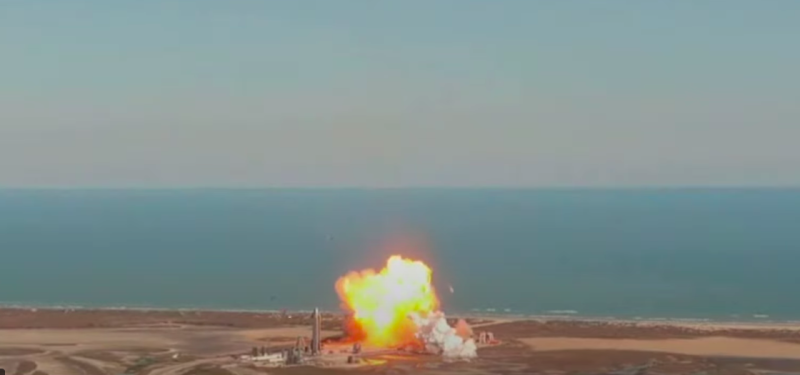 SpaceX進行SN9星艦飛行測試，降落回地面時墜毀成一團火球。   圖：擷取自SpaceX試射直播畫面