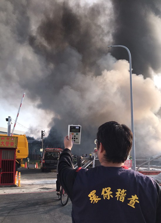 嘉義市青年街3日發生工廠大火，濃煙造成市區空氣污染，環保人員前往稽查。   圖：嘉義市政府/提供