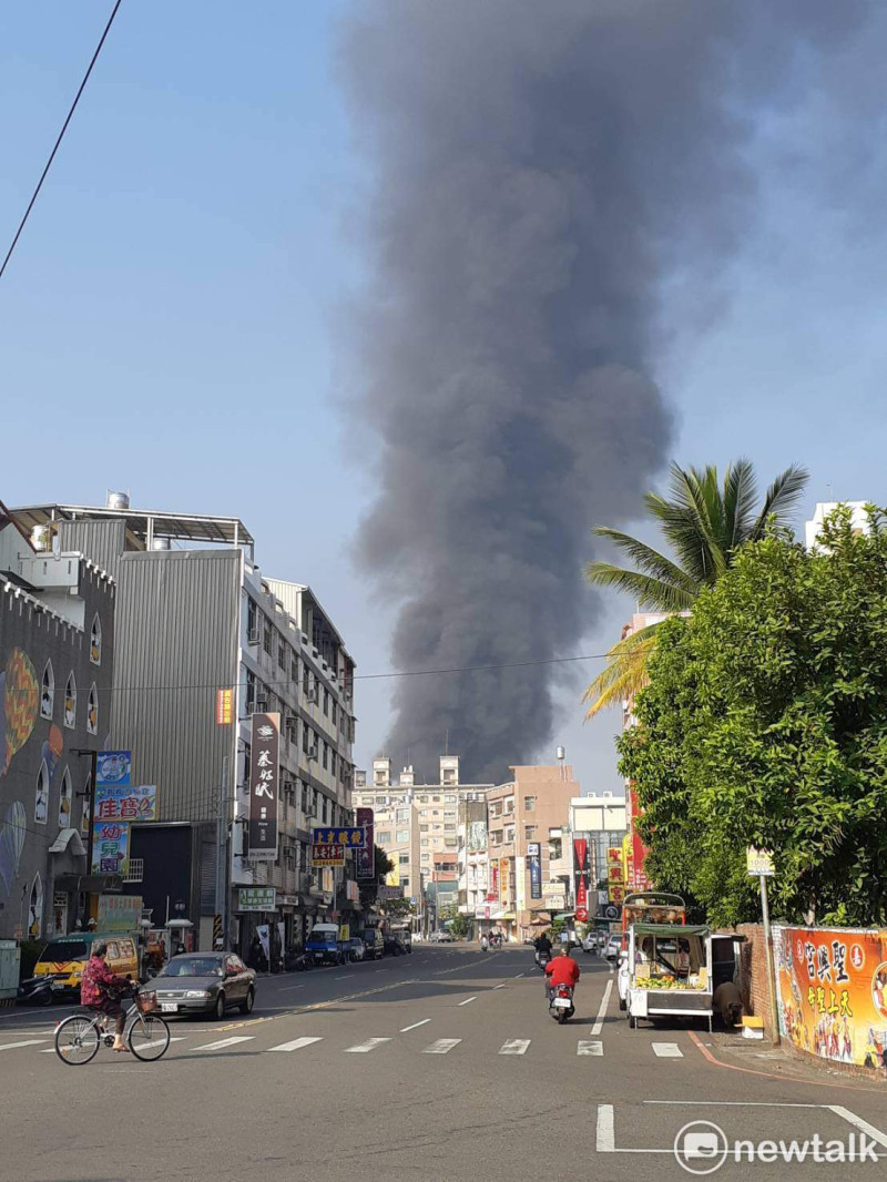 嘉義市青年街3日發生工廠大火，滾滾濃煙造成市區空氣污染。   圖：蔡坤龍/攝