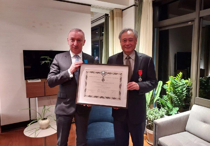 李安獲頒法國「國家榮譽軍團騎士勳章」，藉此表彰他在電影文化的傑出成就。   圖：法國在台協會／提供