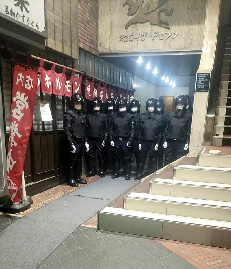 日本特警在東京都新宿區歌舞伎町名店「花音」前列隊，準備破門逮人。   圖 : 翻攝自推特