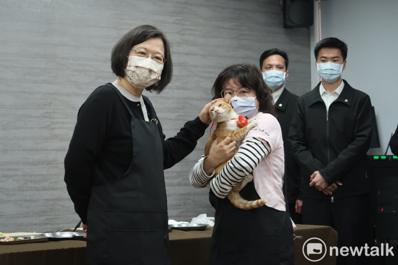 蔡英文總統與貓咪「金足」及台北市流浪貓保護協會秘書長黃靜怡合照。   圖：林朝億/攝
