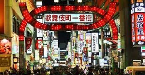 東京都新宿區歌舞伎町的很多夜間營業店鋪都沒有遵守防疫規定。   圖 : 翻攝自kknews.cc