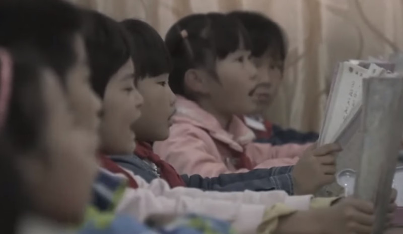 中國為了確保紅色基因代代相傳，大力開展「紅領巾愛學習」宣傳教育，透過「中國少年先鋒隊」引領少年兒童「聽黨話、跟黨走」。   圖：翻攝Youtube