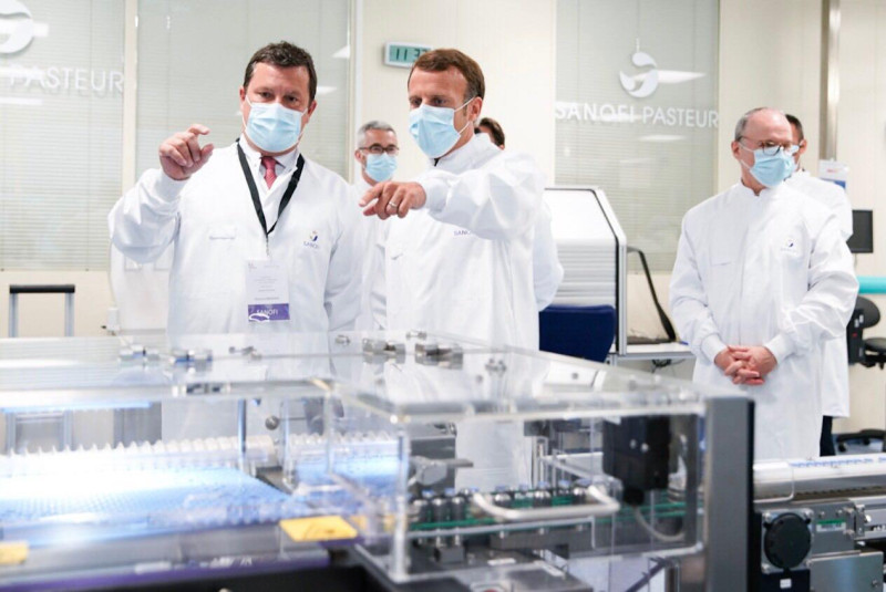 法國總統馬克宏（前排右）關心該國境內疫苗研發生產進度。   圖：翻攝自馬克宏臉書