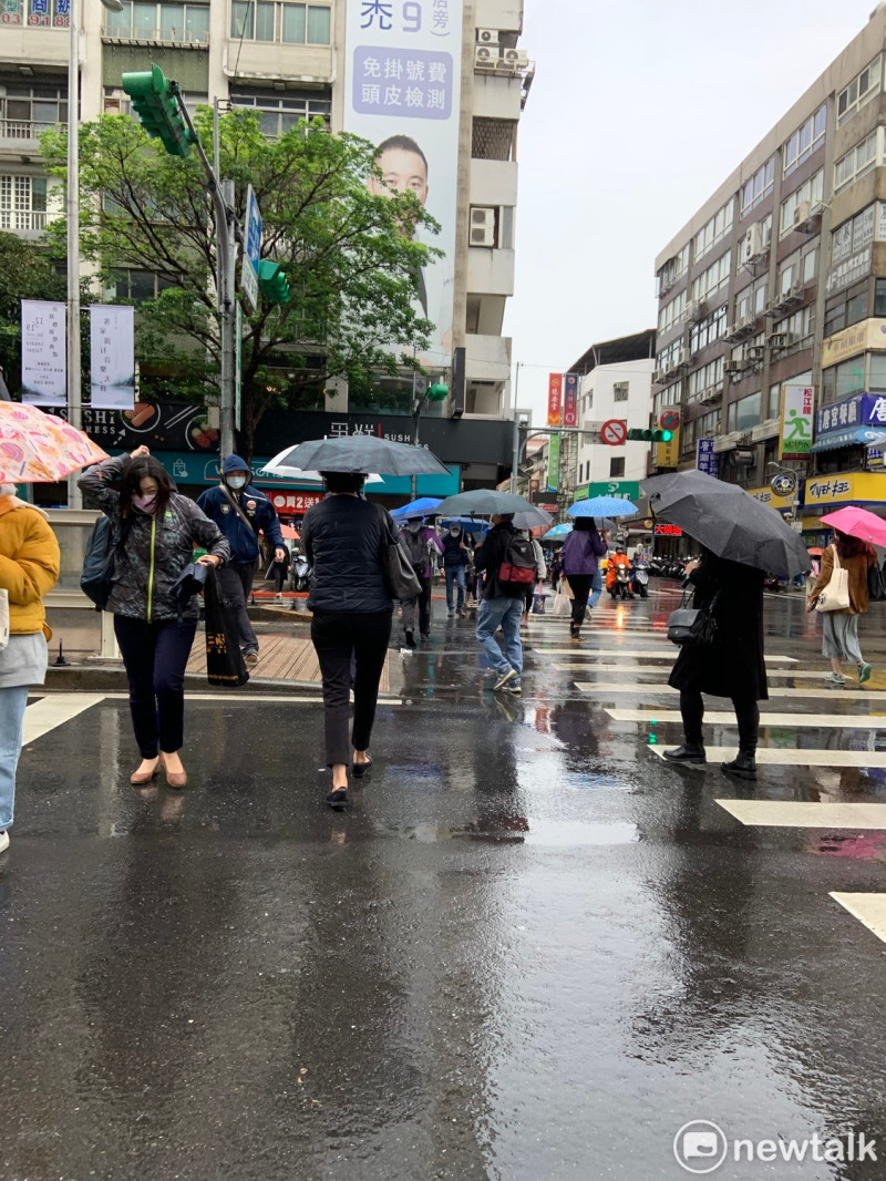 氣象局表示，小年夜受到鋒面影響全台都會出現短暫陣雨或是雷雨。   圖：張家寧／攝