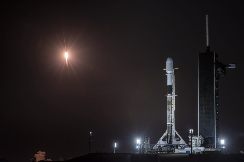 SpaceX推出的「星鏈計畫」高速網路服務，使用者突破1萬人。圖為SpaceX 4日發射60枚衛星至太空。   圖：翻攝自SpaceX推特