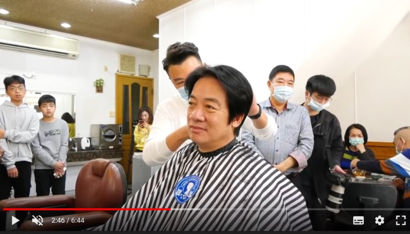 小鬍子理髮廳的師傅李秉樺（賴清德左後）及李全福（賴清德右後）。   圖：賴清德辦公室提供
