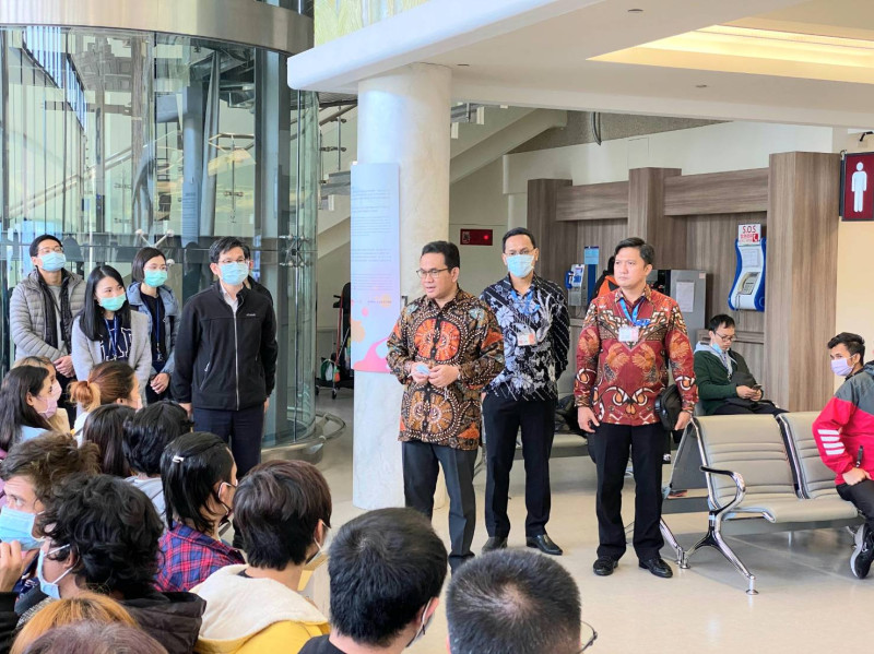駐台北印尼經濟貿易代表處代表Budi Santoso 向返國僑民致意。   圖：移民署提供