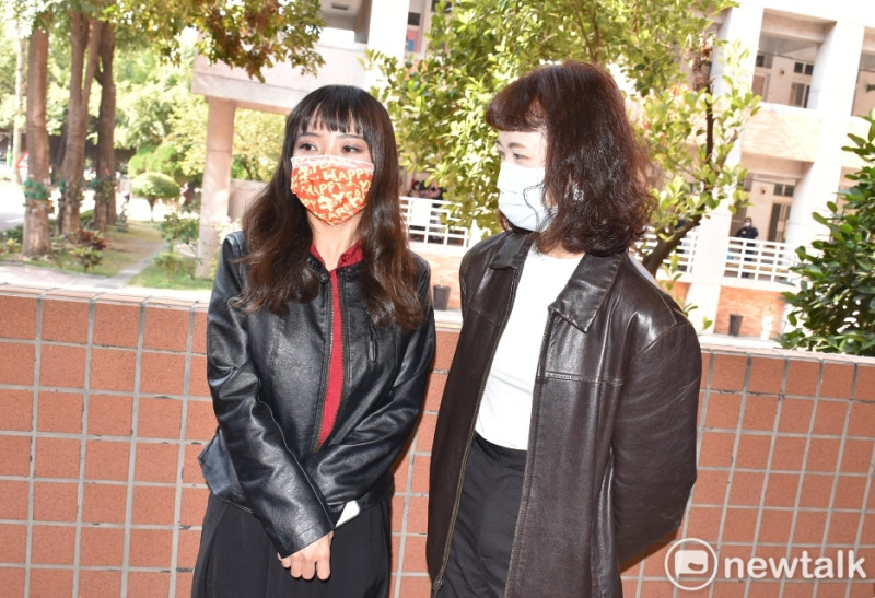 黃捷(左)與黃蓉姊妹穿同款黑色皮衣彰顯霸氣。   圖：孫家銘/攝