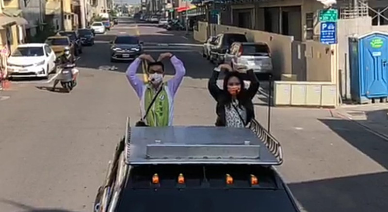 黃捷(右)與許智傑在宣傳車上比出大大的愛心。   圖：翻攝黃捷臉書直播