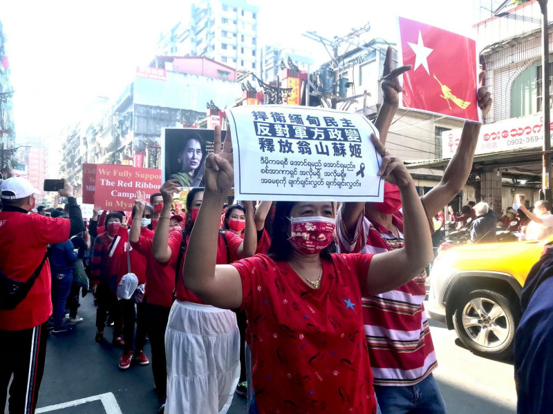 在台緬僑抗議緬甸軍方政變。   圖：翻攝自Mingalar par 鳴個喇叭 緬甸街 粉絲專頁