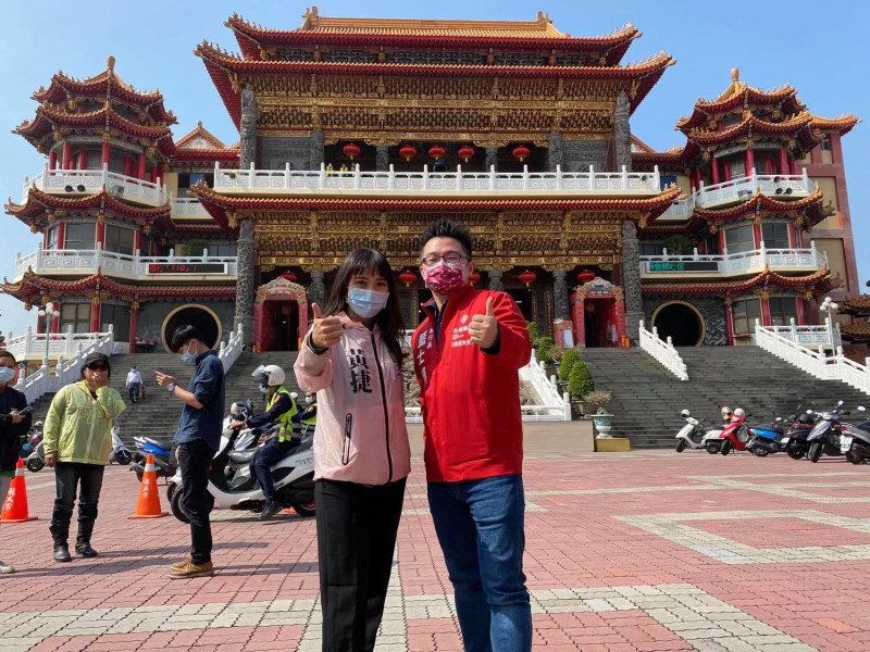 台灣基進桃園黨部執行長藍士博(右)與高雄市議員黃捷合照(左)   圖:翻攝自藍士博臉書