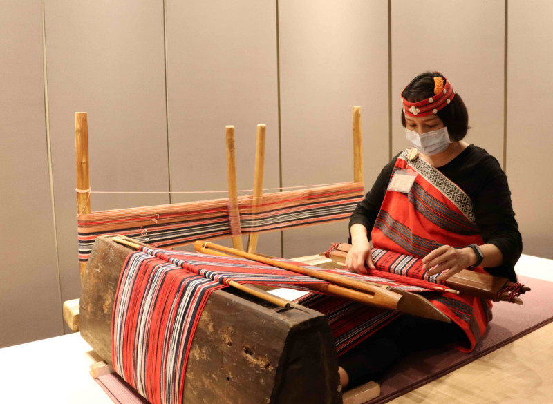 烏來泰雅織女還原傳統手工織布過程。   圖：新北市原民局提供