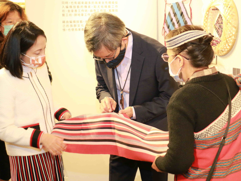 眾人欣賞織布手工藝。   圖：新北市原民局提供