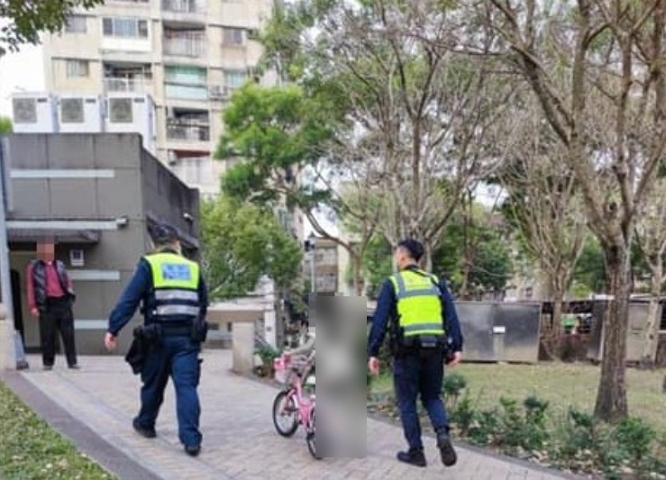 台北市文山區一名11歲女童6日到興隆公園玩耍，竟無故持木棍、石頭隨機攻擊其他孩童。   圖：翻攝臉書木柵社團