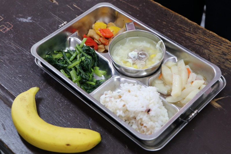 由於暫停實體授課，許多學校的營養午餐也暫停供餐，衝擊團膳業。   圖：農委會提供（資料照片）