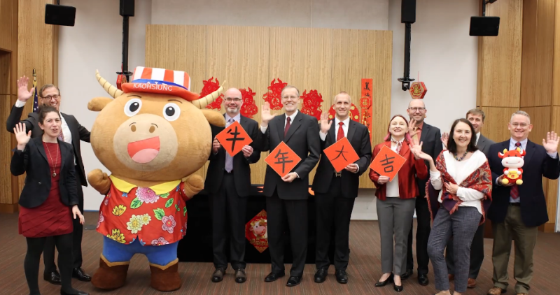 為祝台灣民眾新年快樂，美國在台協會（AIT）也特地錄製一支賀歲短片，祝福所有人在牛年「健康平安、萬事如意」。   圖：翻攝自美國在台協會（AIT）賀歲影片