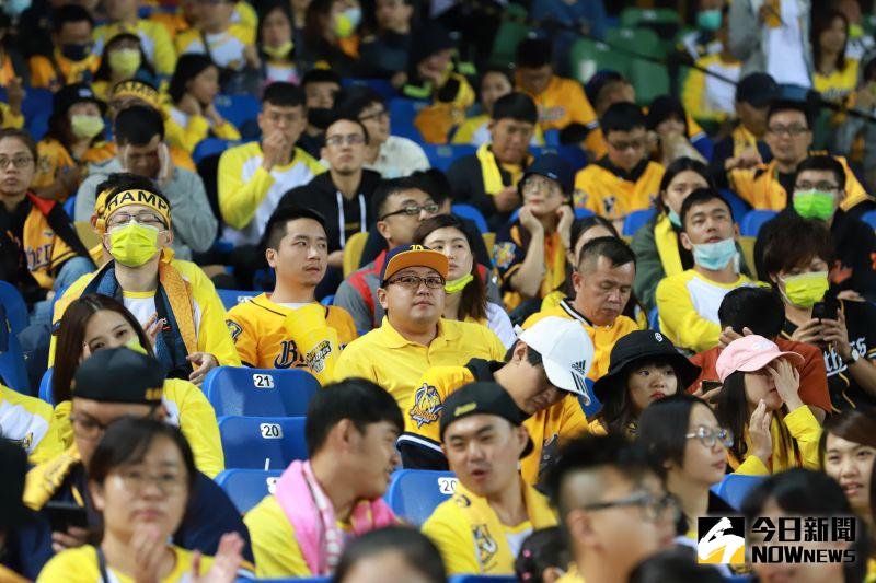 中信兄弟台灣大賽再次輸球，球迷神情沒落。   圖：葉政勳／攝