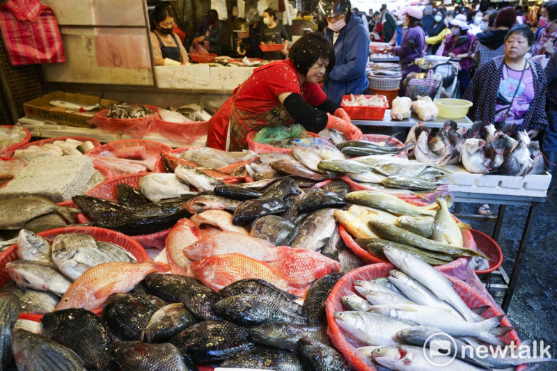 魚是年夜飯上不可或缺的一道菜，象徵年年有餘。魚攤上也是堆滿了各種大大小小，河裡、海裡的魚鮮，供市民選購。   圖：張良一/攝