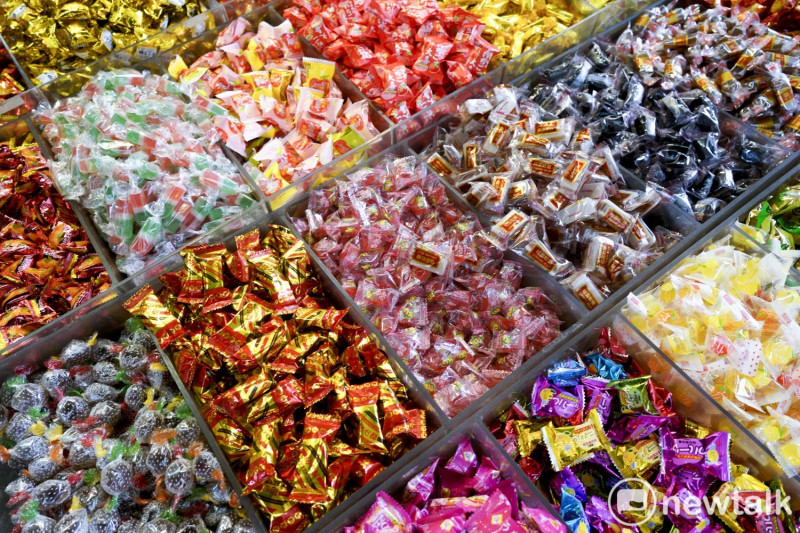 各種不同口味的糖果色彩繽紛琳瑯滿目，看起來非常喜氣洋洋，很有過節的味道。   圖：張良一/攝