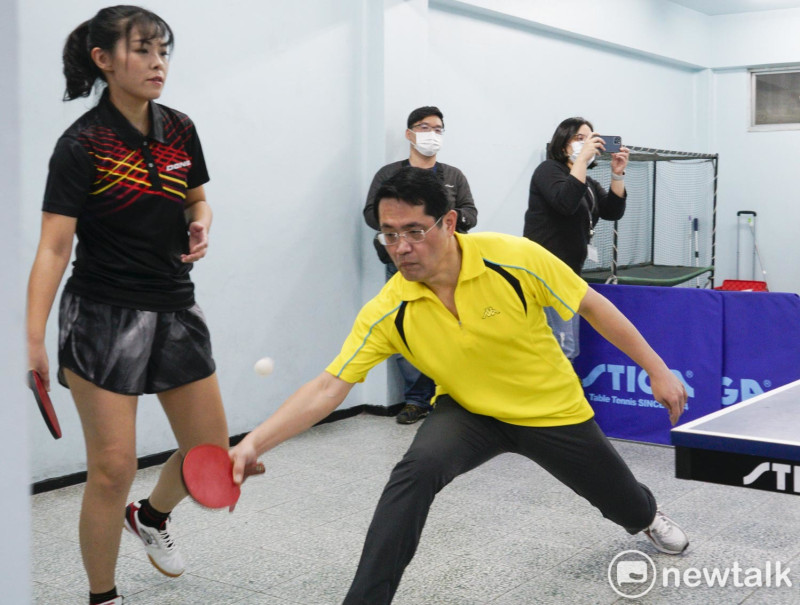 民進黨的江永昌一個箭步下腰，把許智傑殺過來的球接住並回擊過去。   圖：張良一/攝