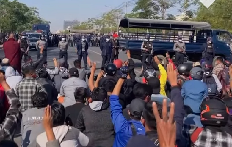 緬甸軍方政變奪權引爆人民怒火，連續4天走上街頭示威抗議。   圖：取自Youtube