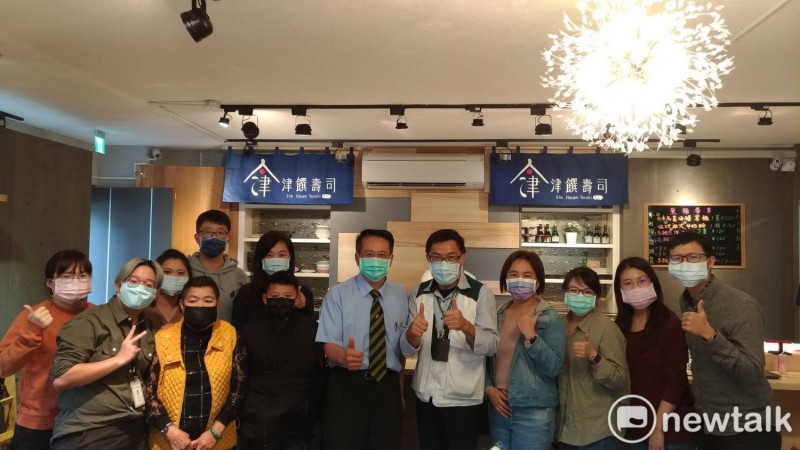 今天是小年夜，台南市議員蔡旺詮特別趕在過年前，與家扶中心社工團隊及自己所認養的學童一起餐敘圍爐。   圖：黃博郎／攝