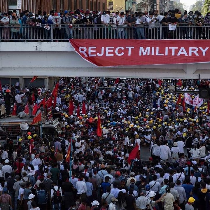 儘管緬甸軍方試圖用實彈驅離群眾，但示威人士依舊傾巢而出。   圖：翻攝自《伊洛瓦底報》推特