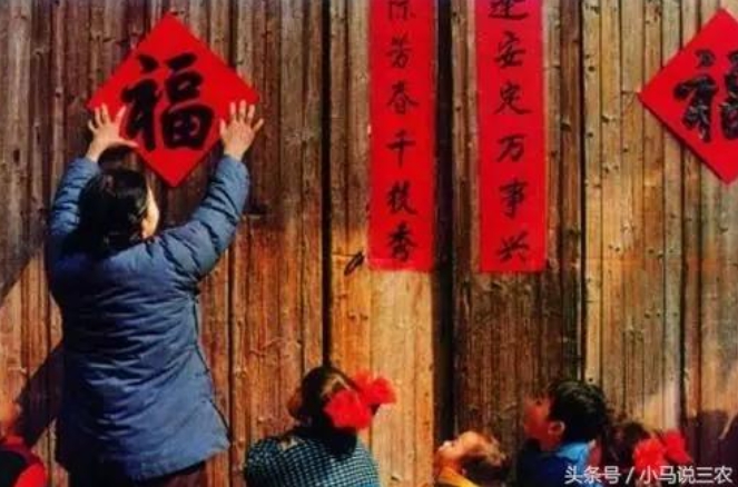 中國官方強迫維吾爾人家貼春聯、掛紅燈籠，過漢族春節。   圖 : 翻攝自頭條號