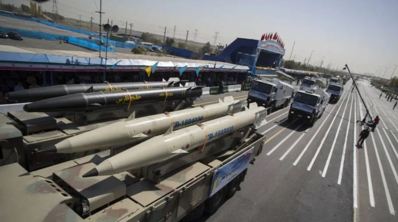 伊朗在閱兵時所展示的飛彈。   圖 : 翻攝自中國星火智庫