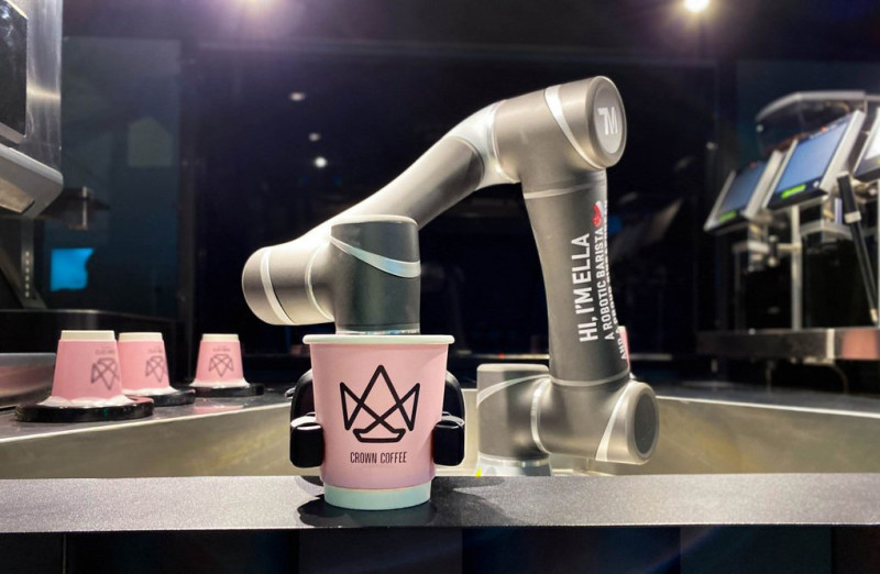 新加坡咖啡業者研發「機器人咖啡師」，取名為Ella，其中的機器手臂來自台灣。   圖：Crown Technologies提供／中央社