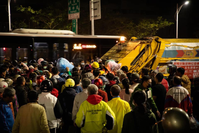 「一起倒垃圾」成為嘉義市春節期間的另類聚會。   圖：翻攝自路上觀察學院 臉書