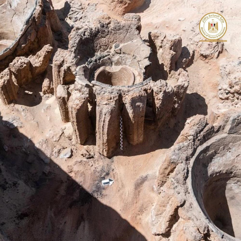埃及旅遊及文物部14日表示，埃及與美國的聯合考古團隊在埃及南部一處古老墓地發現一座據信有5000多年歷史的啤酒廠。   圖:取自facebook.com/moantiquities