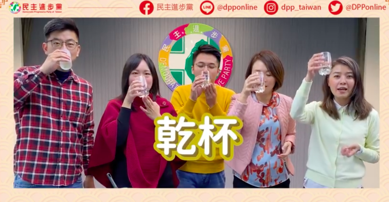 民進黨發言人在春節網路特別節目教大家煮「冰糖香菜水」護嗓。   圖：翻攝自民進黨發言人臉書