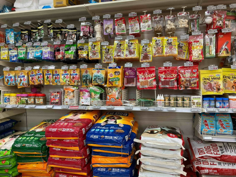 新北動保處指出，購買寵物食品要注意外包裝陳列完整無缺損。   圖：新北市動保處/提供