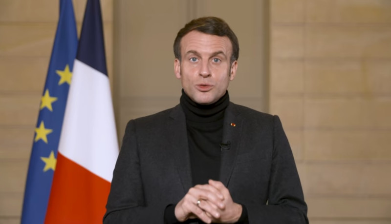 馬克宏接受法國國營電視台「France 2 」的採訪時，拒絕將俄國在烏克蘭的軍事行動描述為「種族滅絕」。   圖：翻攝自馬克宏臉書影片（資料照）